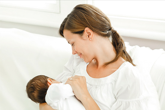 不吃母乳的宝宝，真的会比较笨吗？