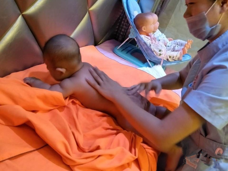 婴儿总喜欢把头侧向一边睡怎么办？教你4招！